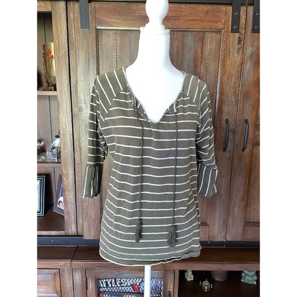 Christopher & Banks Size Petite Medium 3/4 Sleeve V-Neck Knit Top Green‎ White - Picture 1 of 4